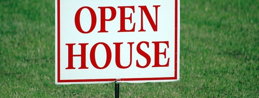 Open house yard sign.